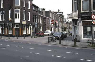 858098 Gezicht in de Johannes de Bekastraat te Utrecht, vanaf de Willem van Noortstraat, met links het café De ...